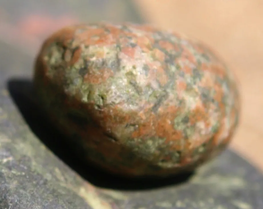 haptosteen-holst-haptonomie Ronde kei met warme aardetinten, haptosteen